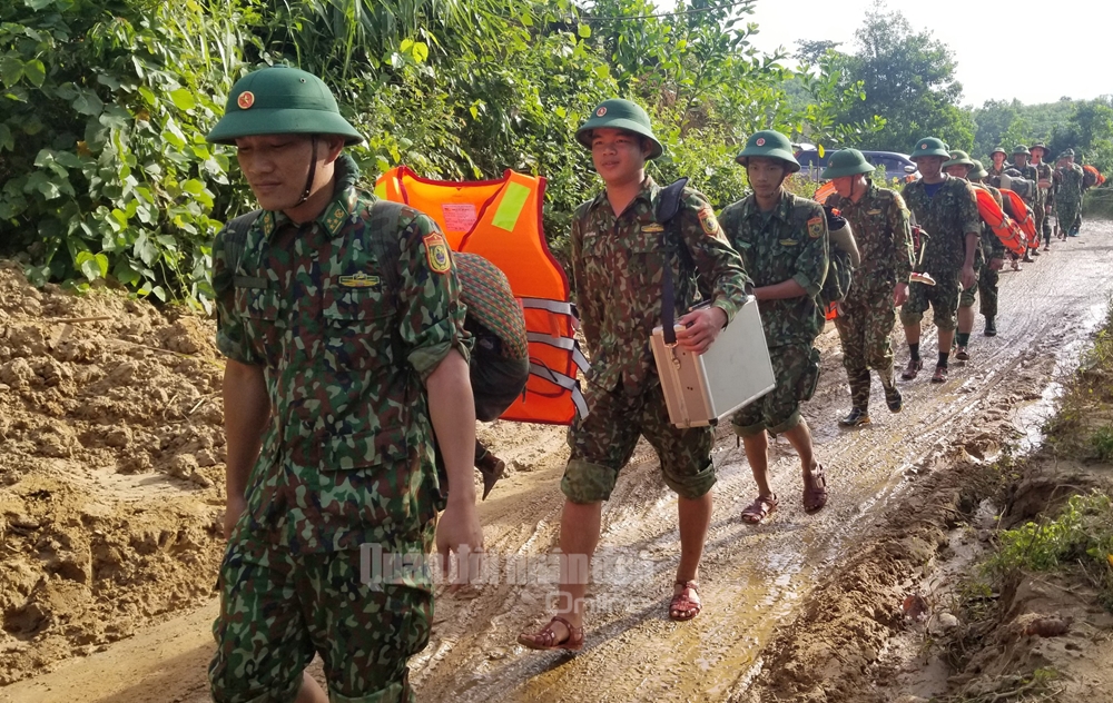 Lực lượng hành quân tiếp cận hiện trường.